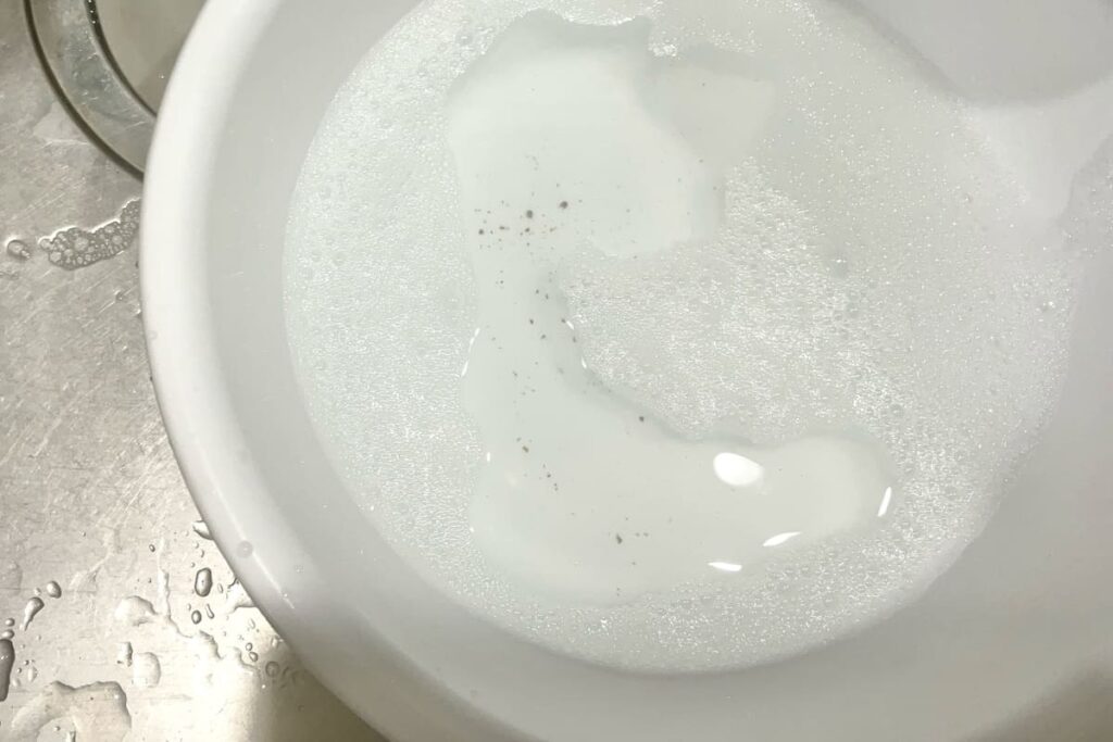 洗面器に出てきた垢が沈んでいる画像