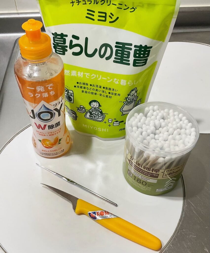 洗浄道具一式(ミヨシの重曹、オレンジのJOY洗剤、綿棒、カービングナイフ、金属の耳かき棒)