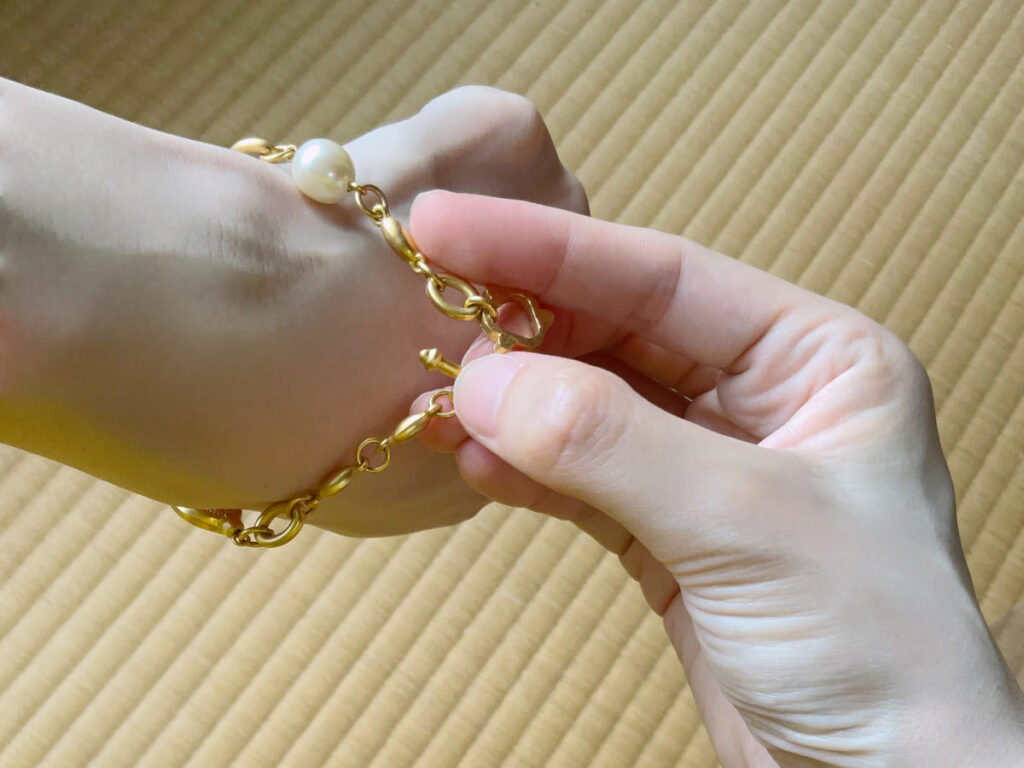 ブレスレットの装着に難行している様子